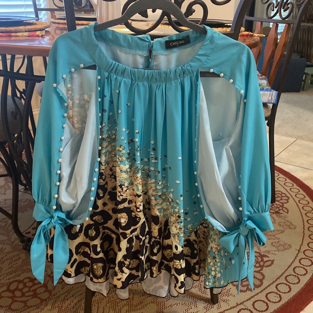 CHICME Women’s NWOT Beautiful Blue Animal Print Open Sleeve Flowy Blouse - Sz M